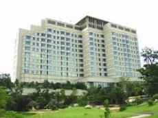 Rama Gardens Hotel Bangkok - Image 2