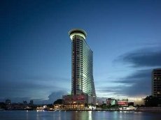 Millennium Hilton Bangkok - Image 1