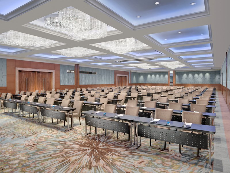 Grand Ballroom 
Outlined in elegant crown molding and awash in calming, neutral hues, the Ballroom is ideal for conferences, lectures, or grand affairs. The expansive space can accommodate up to 600 guests theater-style.