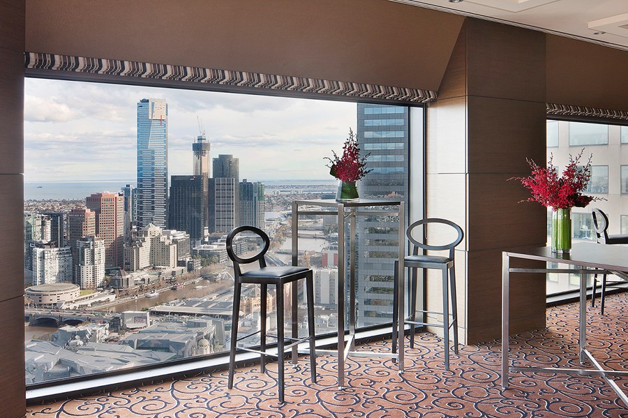 West and East Tower suites, located on level 35, provide iconic city and water views through floor to ceiling glass.