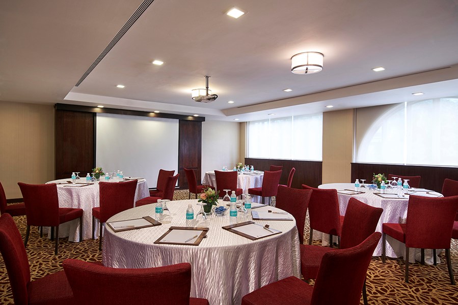 Cluster set-up in Meeting Room 1. Function spaces in Village Hotel Albert Court are pillarless and receive natural daylight, making the venues feel spacious and well-lit.