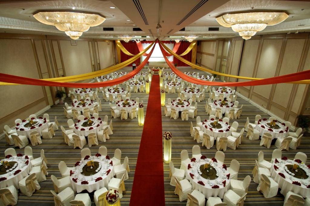 The pillar-less Dewan Berjaya ballroom, which can accommodate a maximum of 1000 persons in theatre style, can easily be divided into 3 separate function rooms. There are 7 other individual meeting rooms to cater for smaller groups of 25 - 100 persons