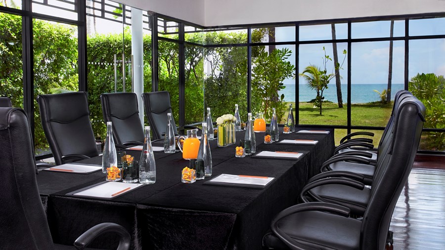 Add a distinctive touch to your meeting with a view overlooking the beautiful beachfront